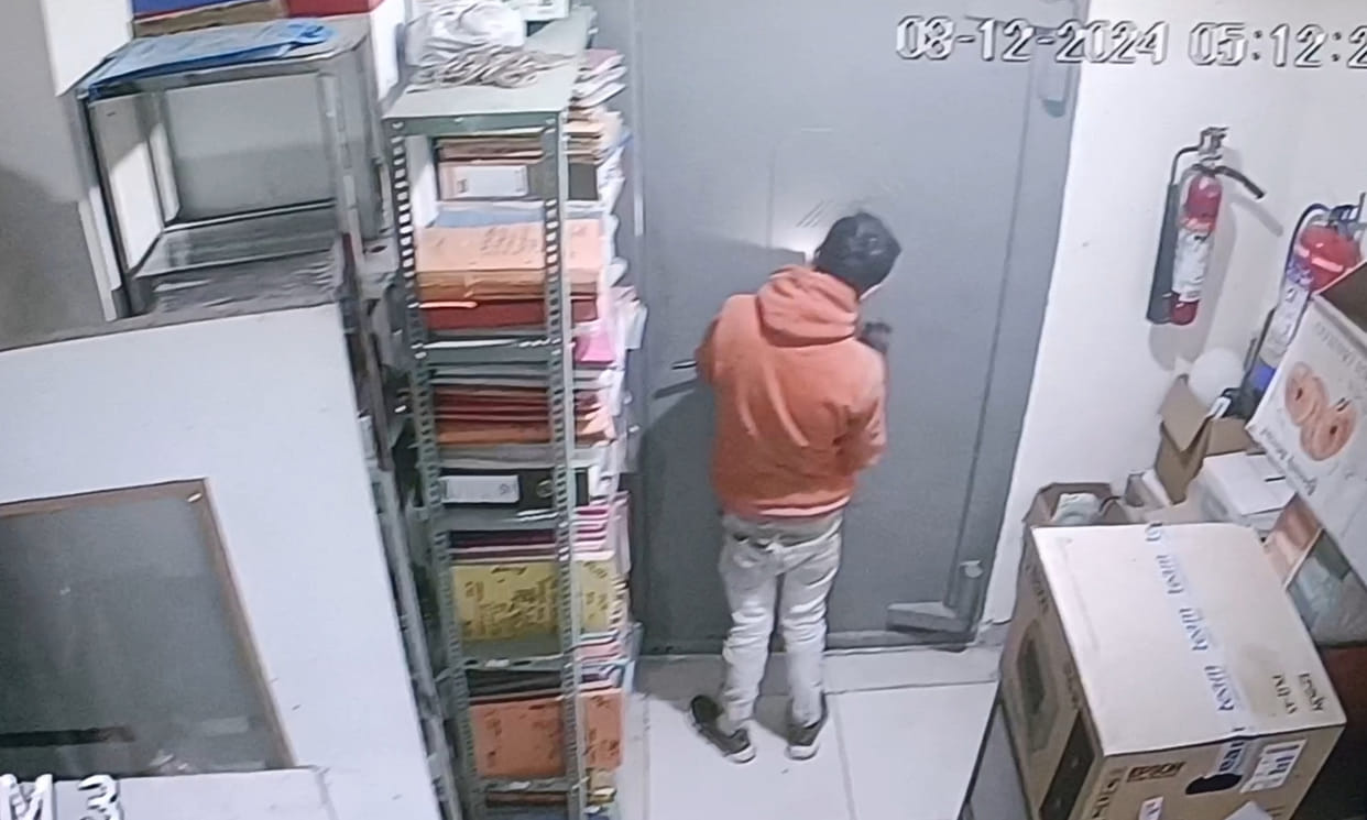 Thief enters Union Bank, tries to open strong room