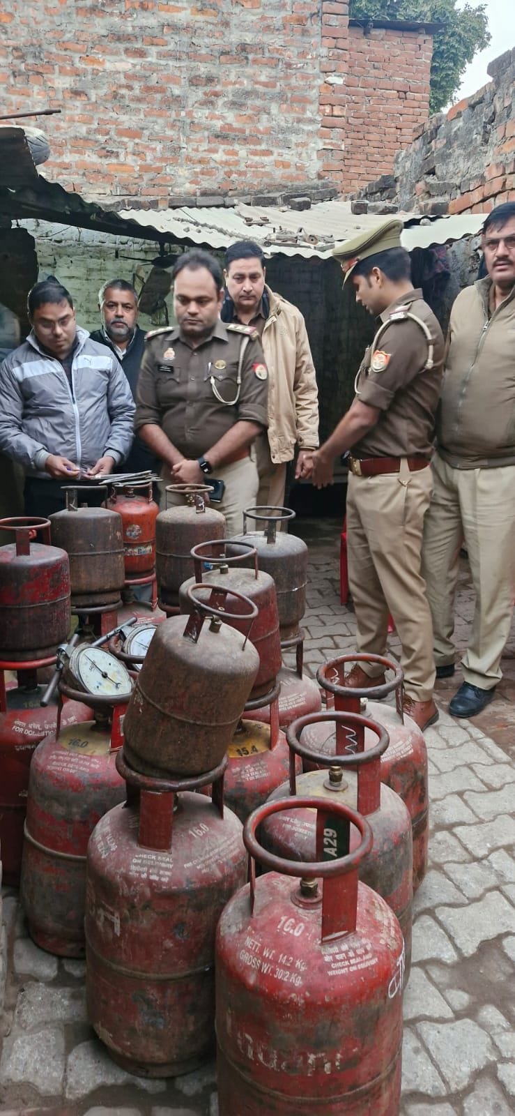 Raid on gas refilling shop in Bazarkhala, 15 cylinders seized