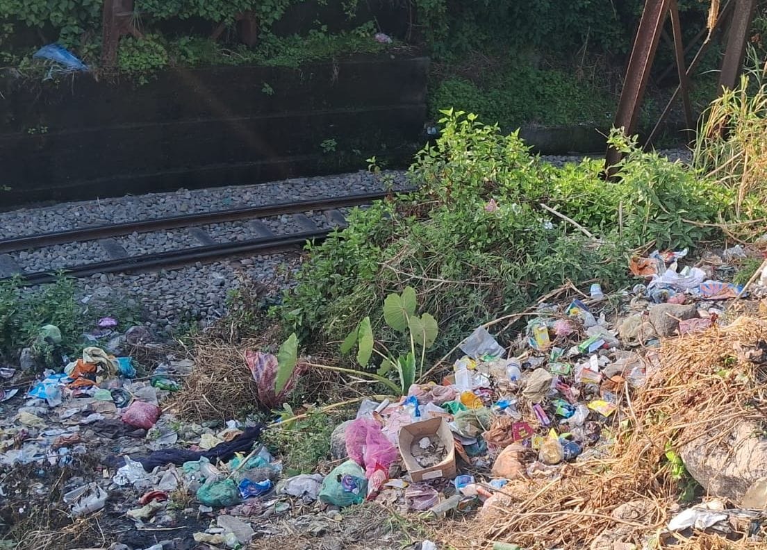 Cleanliness limited to paper, drains filled with garbage