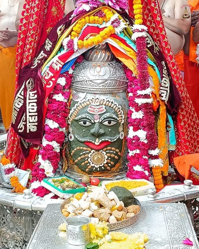 Chandra and Tripund were applied on the forehead and then Baba Mahakal's ashes and Aarti makeu