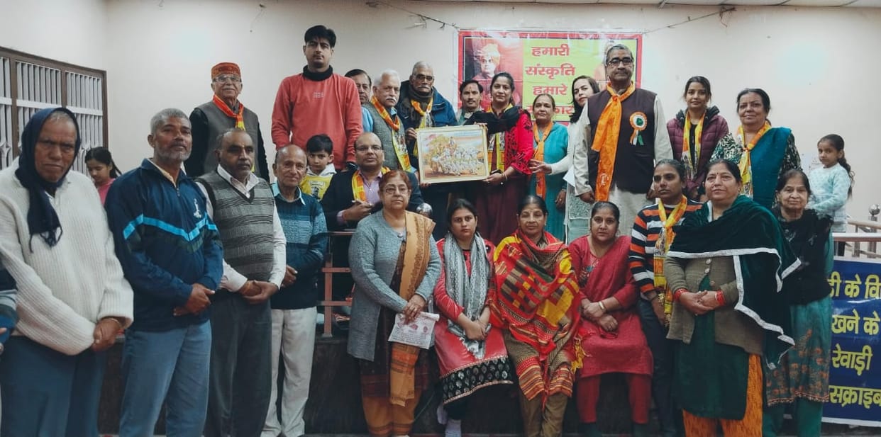 The chief guest along with members of the organization came on a stage in the program organized at Punjabi Dharamshala.