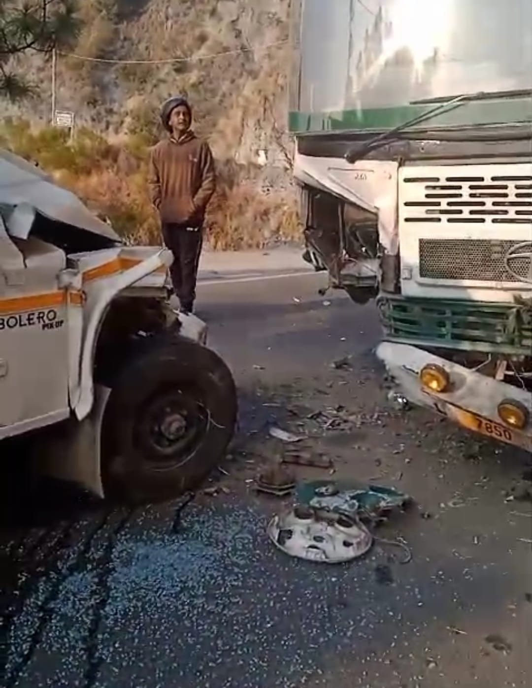 Collision between bus and jeep on Chamba-Tissa road, 12 passengers narrowly escaped