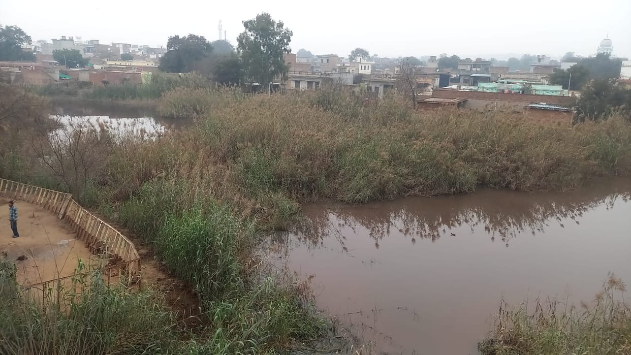 The pond has not been cleaned for years, life becomes difficult due to bad smell