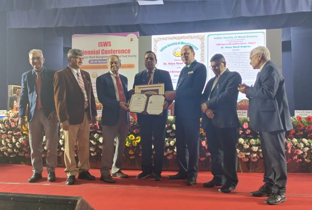 Pro. Weed Science Committee gave award to Angiras
