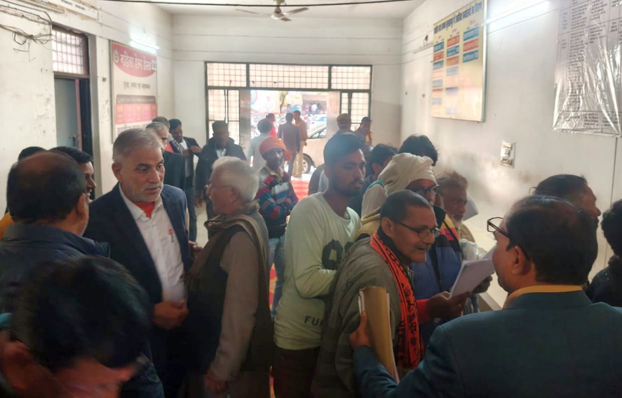 Complainant standing since 10:00, DM and SP came at 12:00 noon