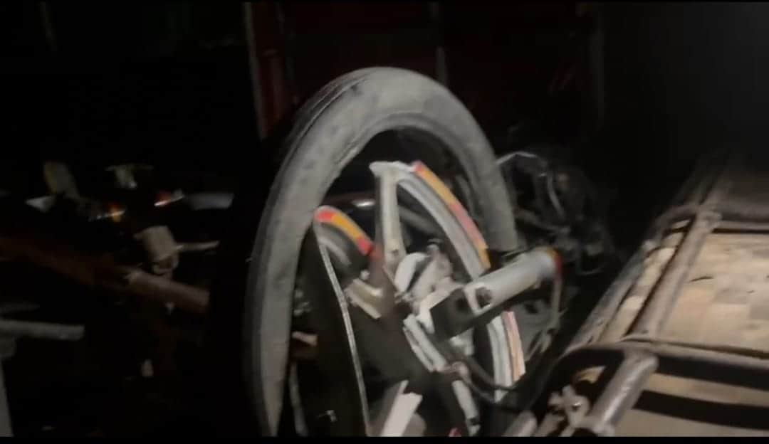 दुर्घटना के पश्चात स्थल पर पड़े हुए दोनों मोटरसाइकिल