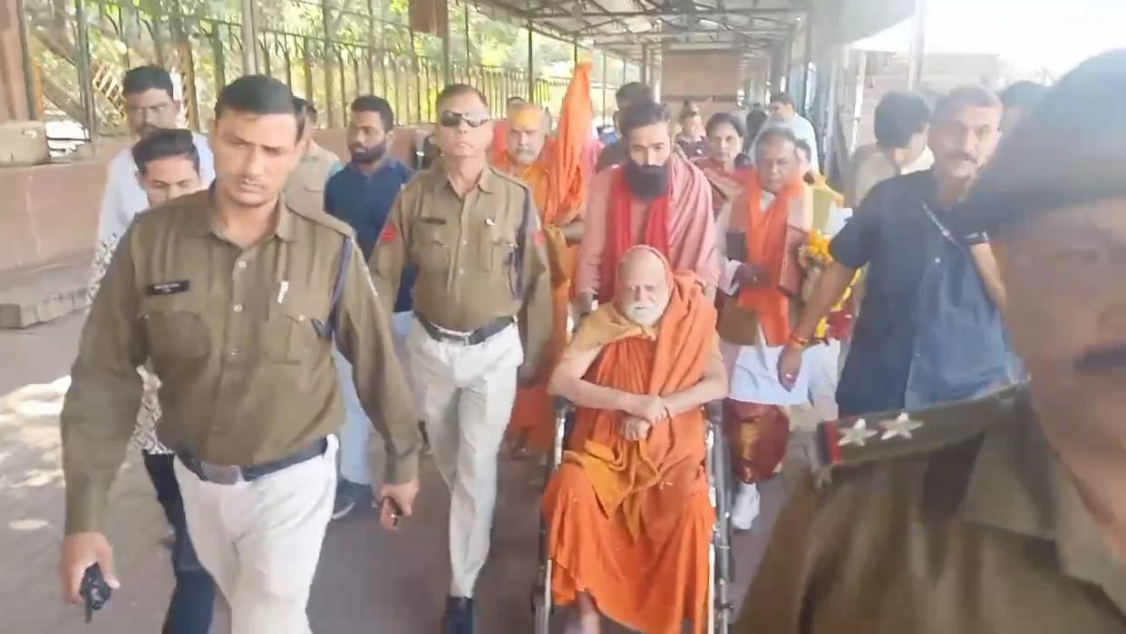 Jagat Guru Shankaracharya Nischalanand Saraswati, who reached Ujjain