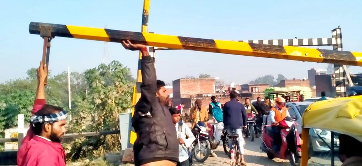 Railway's electronic boom failed, lifted the gate by itself and opened it
