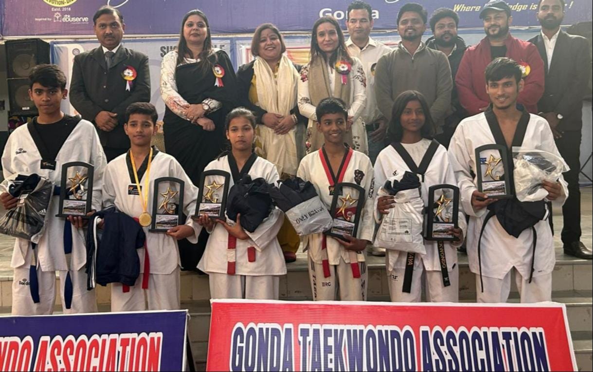 Best Fighter Award to six Taekwondo players