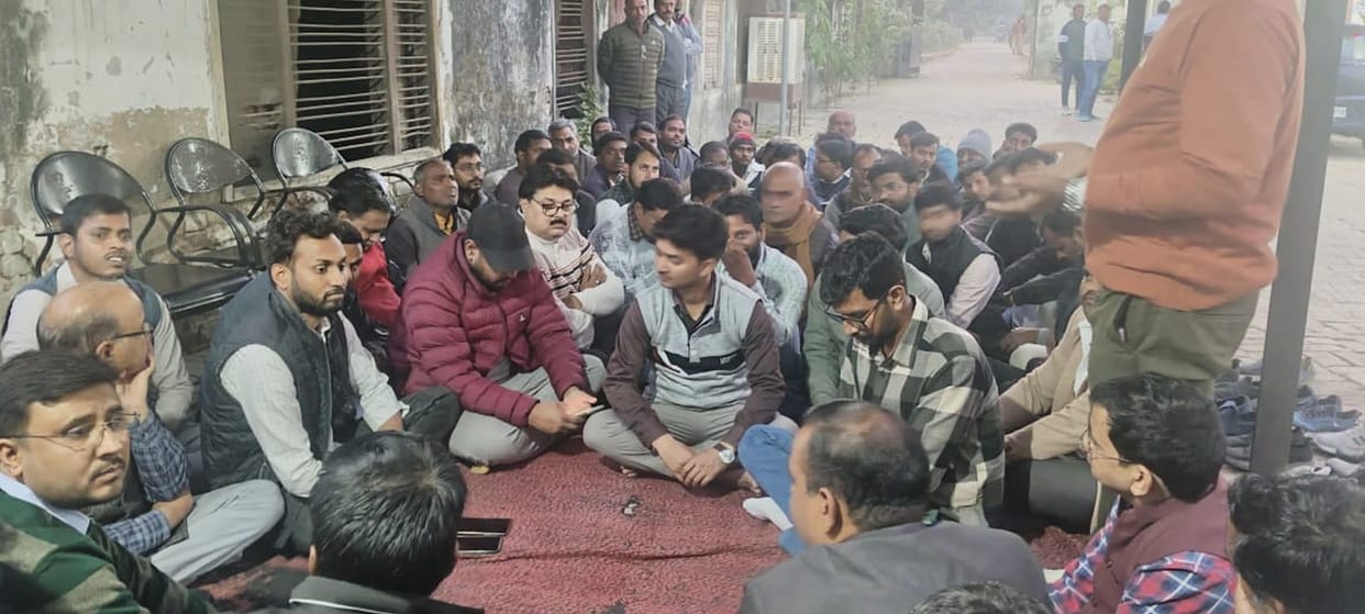 Officers and employees came out to protest against the privatization of Electricity Corporation
