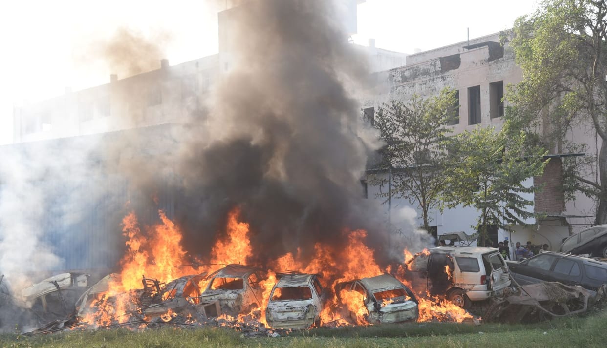 Fire breaks out in service center, six condom cars burnt