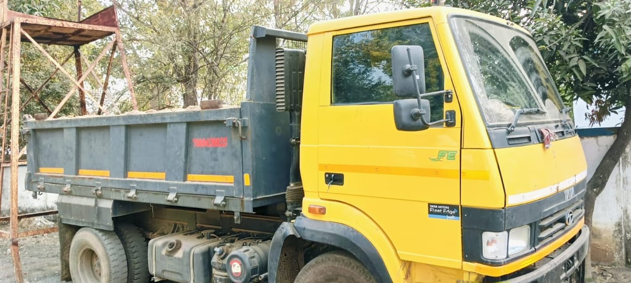 Mini truck filled with illegal sand seized, police was chasing In shahdol