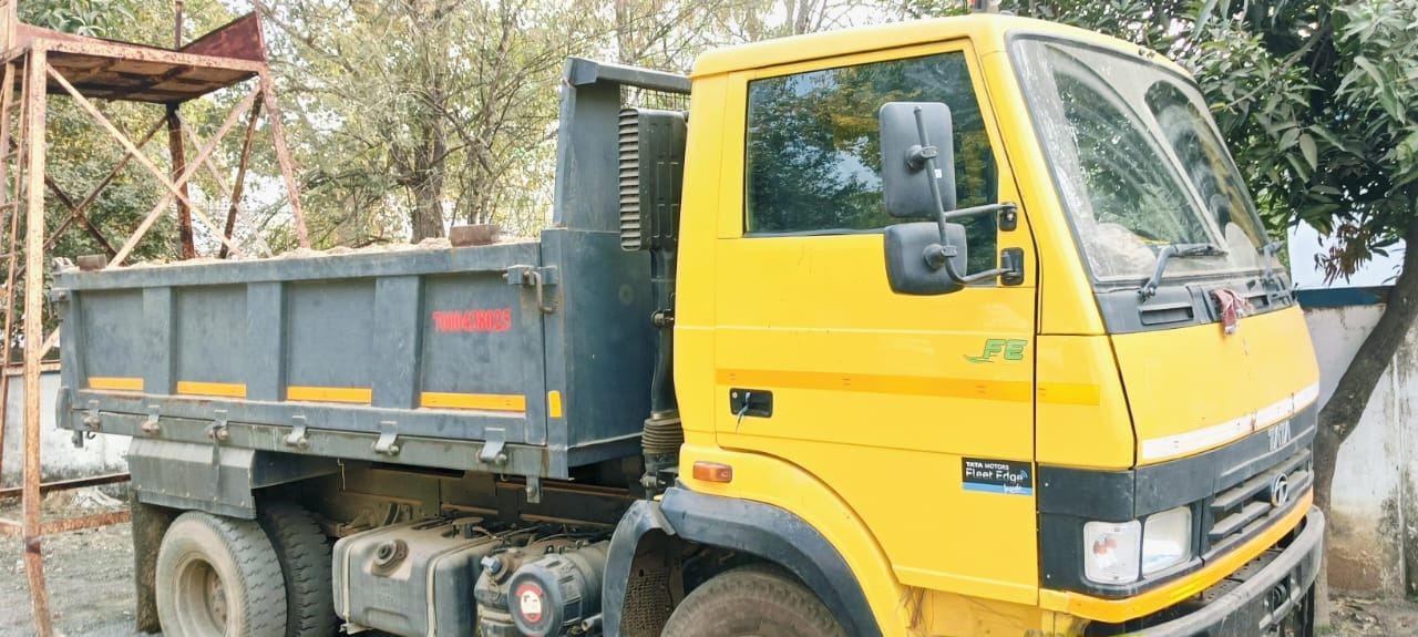 अवैध रेत से भरा मिनी ट्रक जब्त