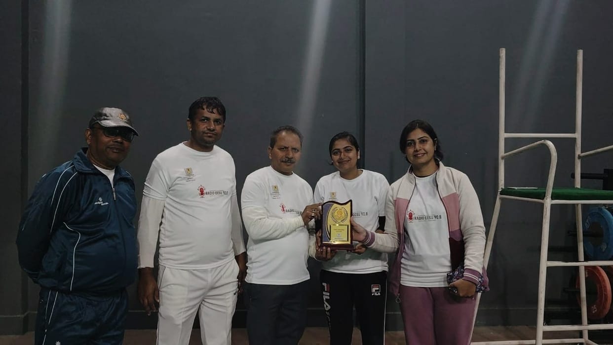 Players who returned after winning medals in badminton competition were honored