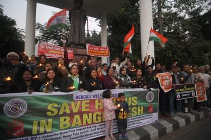 बांग्लादेश में हिंदुओं पर अत्याचार के विरोध में प्रदर्शन करते लोग।