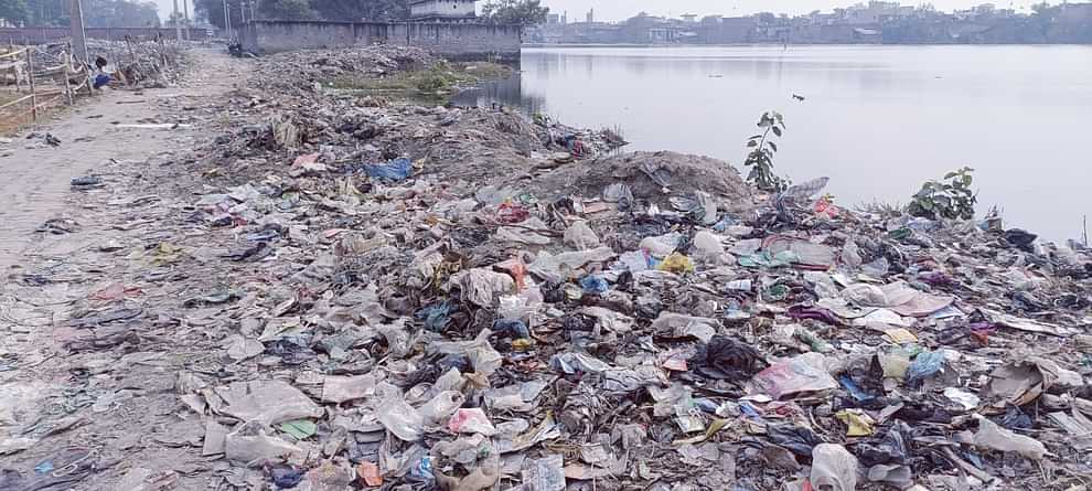 Due to lack of garbage collection, heaps of garbage are piling up, people are troubled