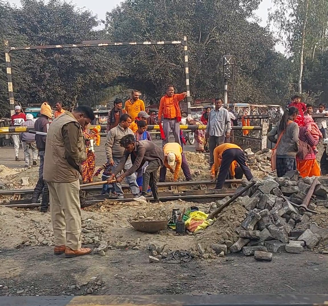 Daulatpur Marg railway gate remained closed due to repair work