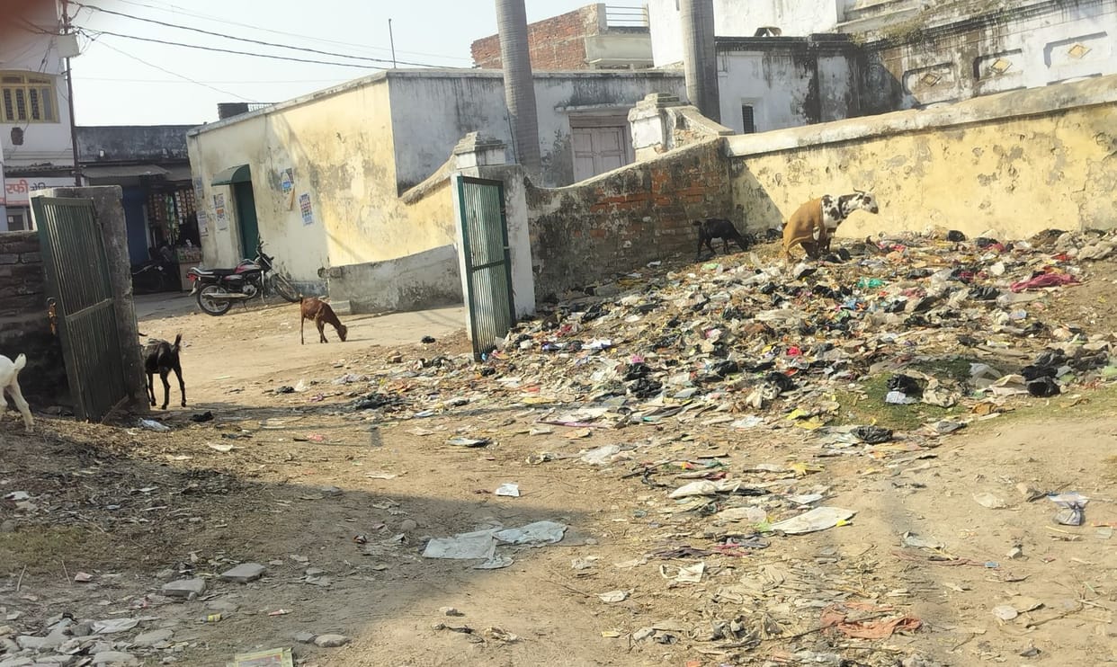 The wind of cleanliness is blowing on the papers, there is a pile of filth on the spot...