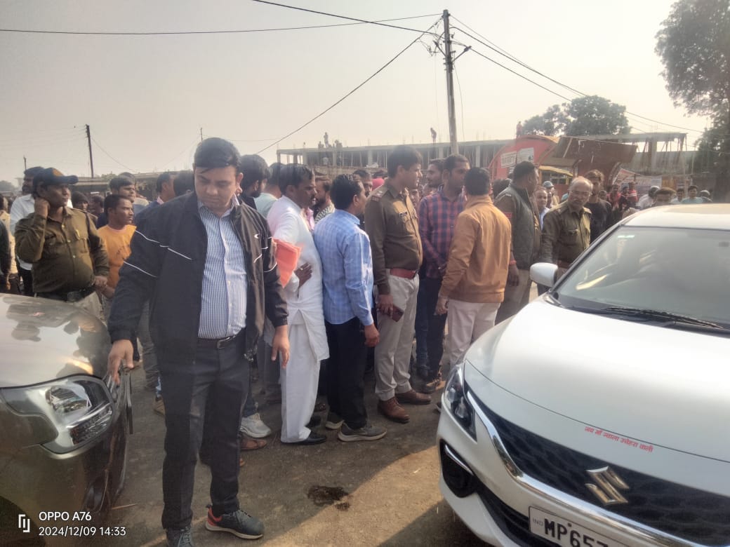 Sidhi News lineman repairing lights in Chhui Bazar died due to electric shock people blocked road