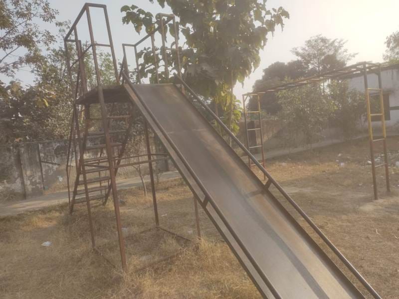 Swings installed in schools are dilapidated, children are getting injured by falling