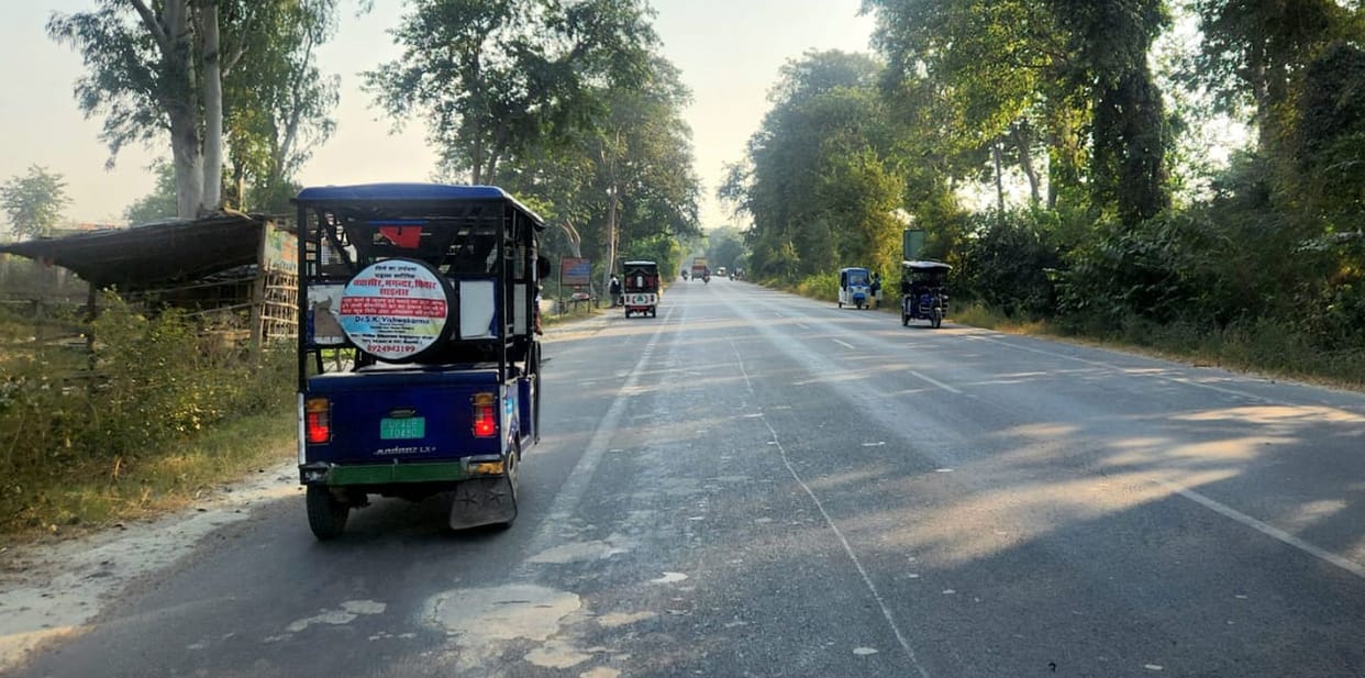 E rickshaw speeding on the highway, danger of accident