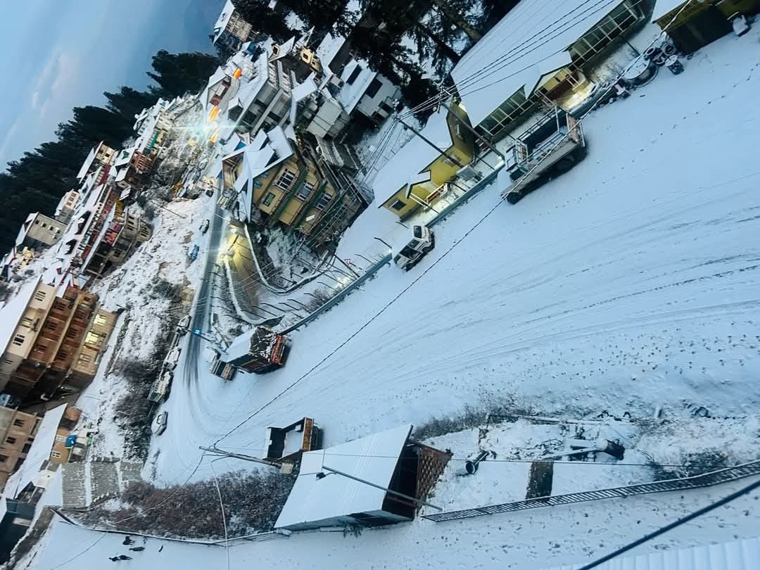 Bus movement halted on six routes of Rampur, two buses stuck due to snowfall