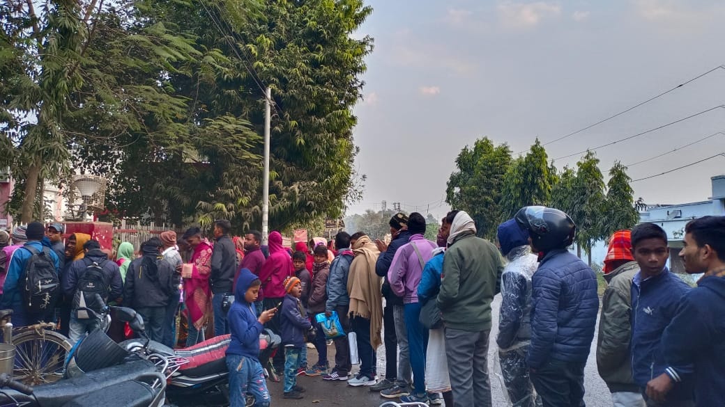 Queue formed amidst drizzle, applicants got token for one day ahead