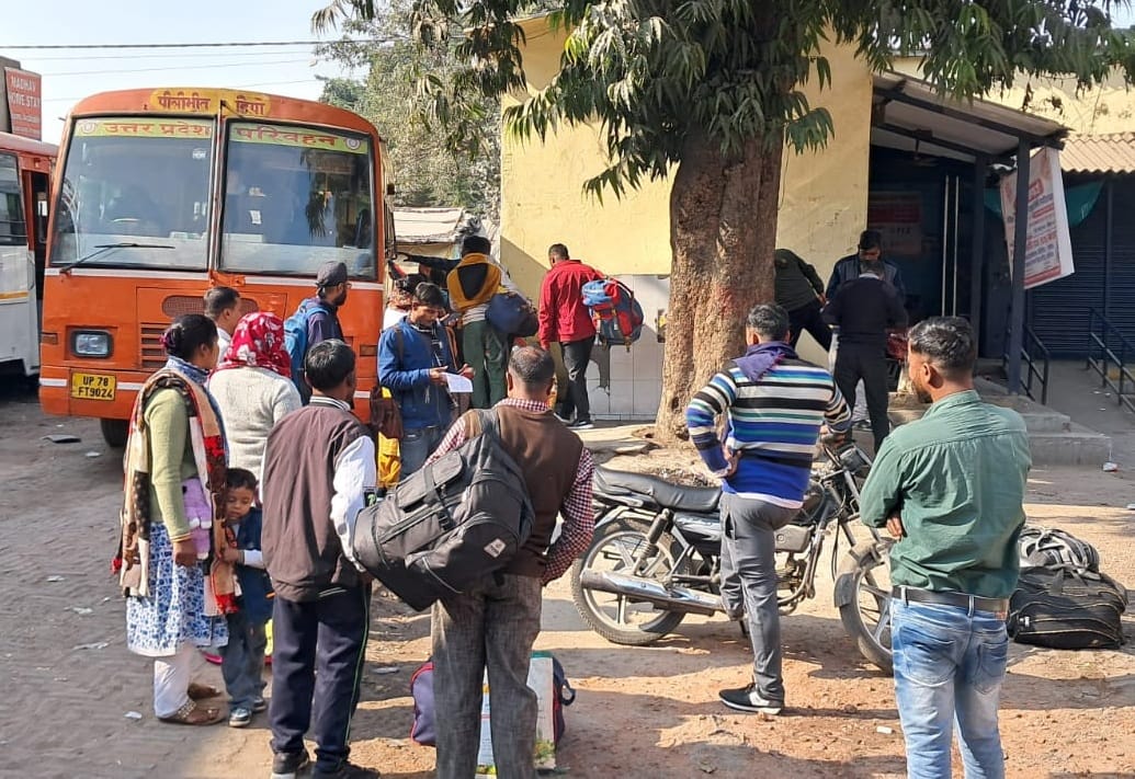 Passengers arrived suddenly, the depot sent four buses to Agra