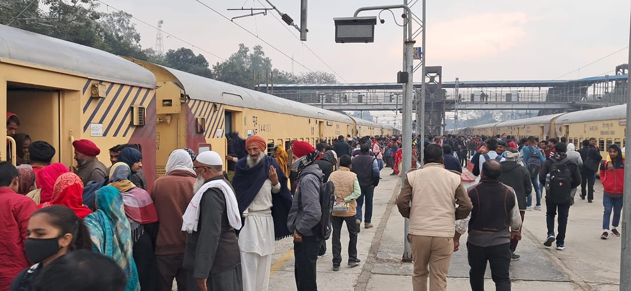 Daily commuters are troubled due to less number of coaches in Shahjahanpur passenger train