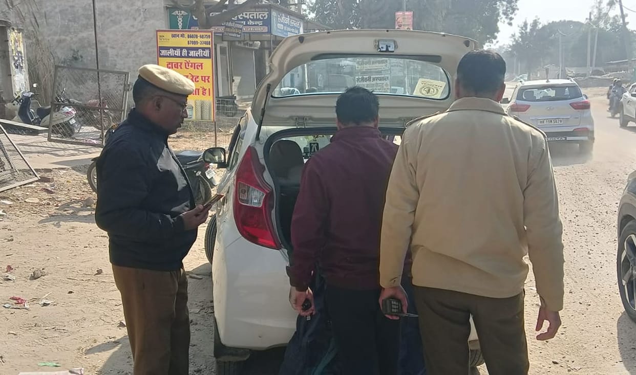 Jumped red light, police team chased, car driver escaped from the streets