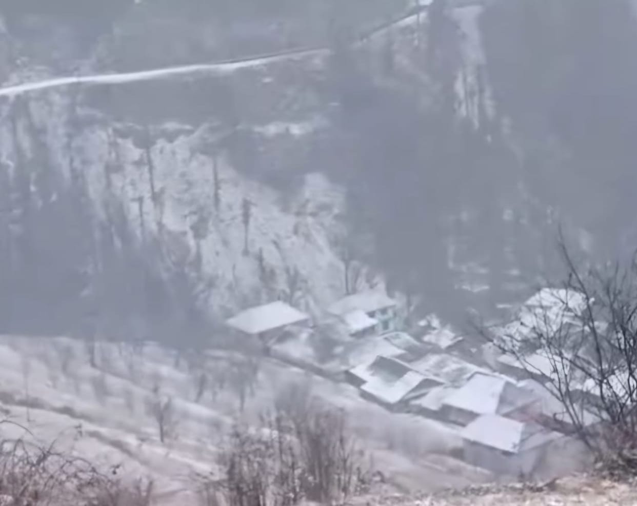 First snowfall of the season in Shikari Devi, Kamrunag and Shaitadhar.