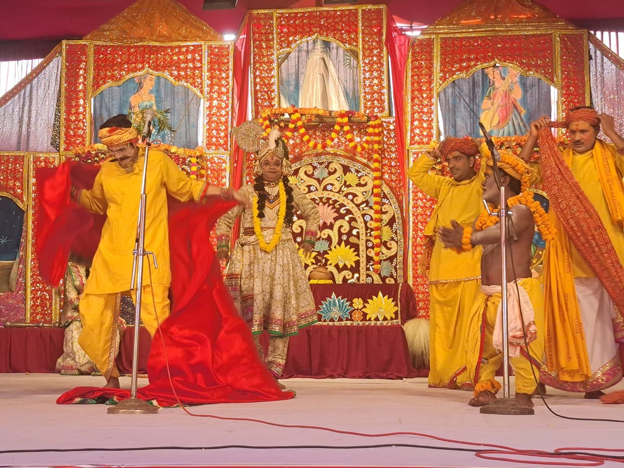 Spectators fascinated by Kanha's act of butter theft
