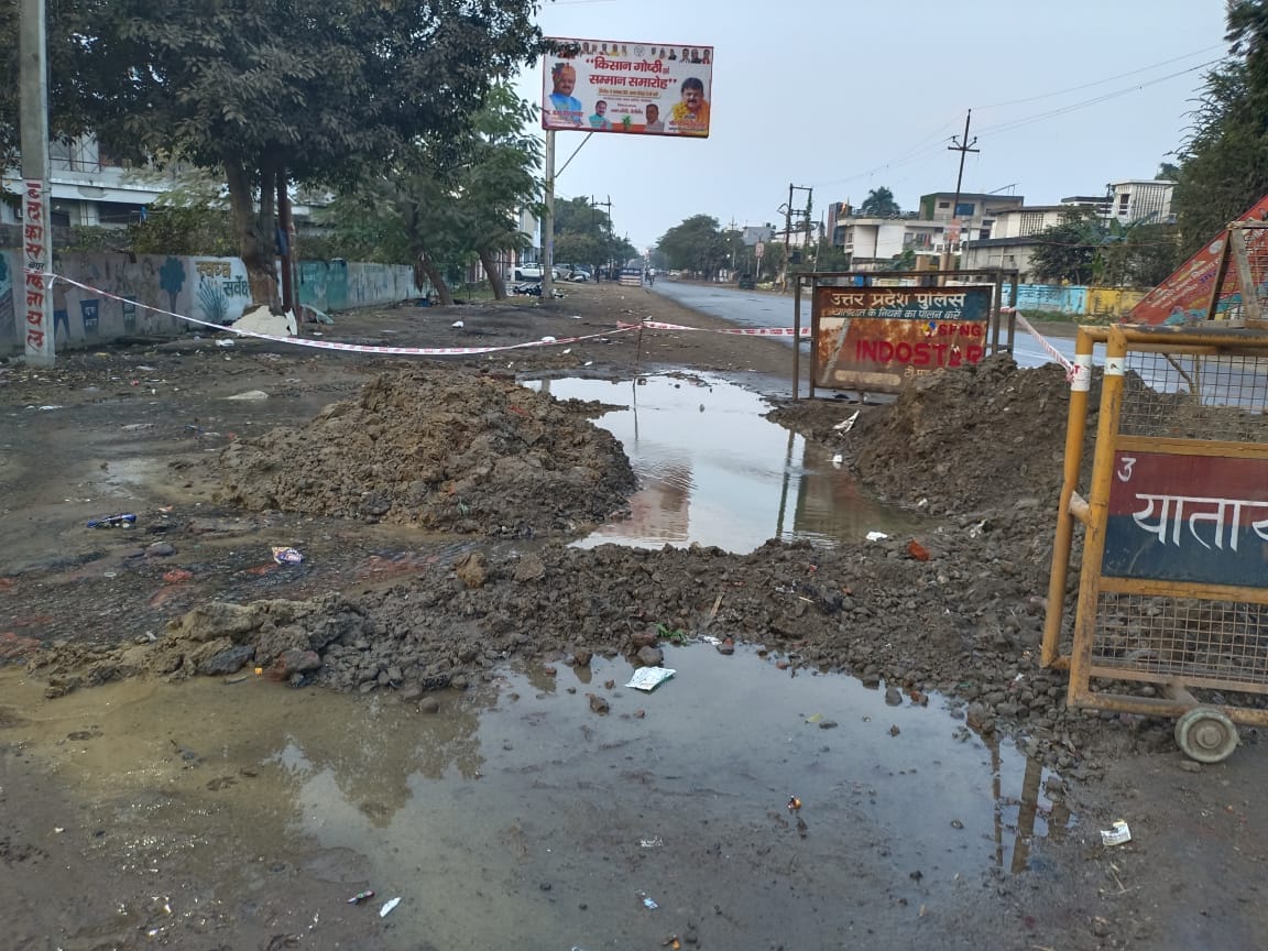 The pipeline got broken while digging a pit, water has been flowing on the road for four days