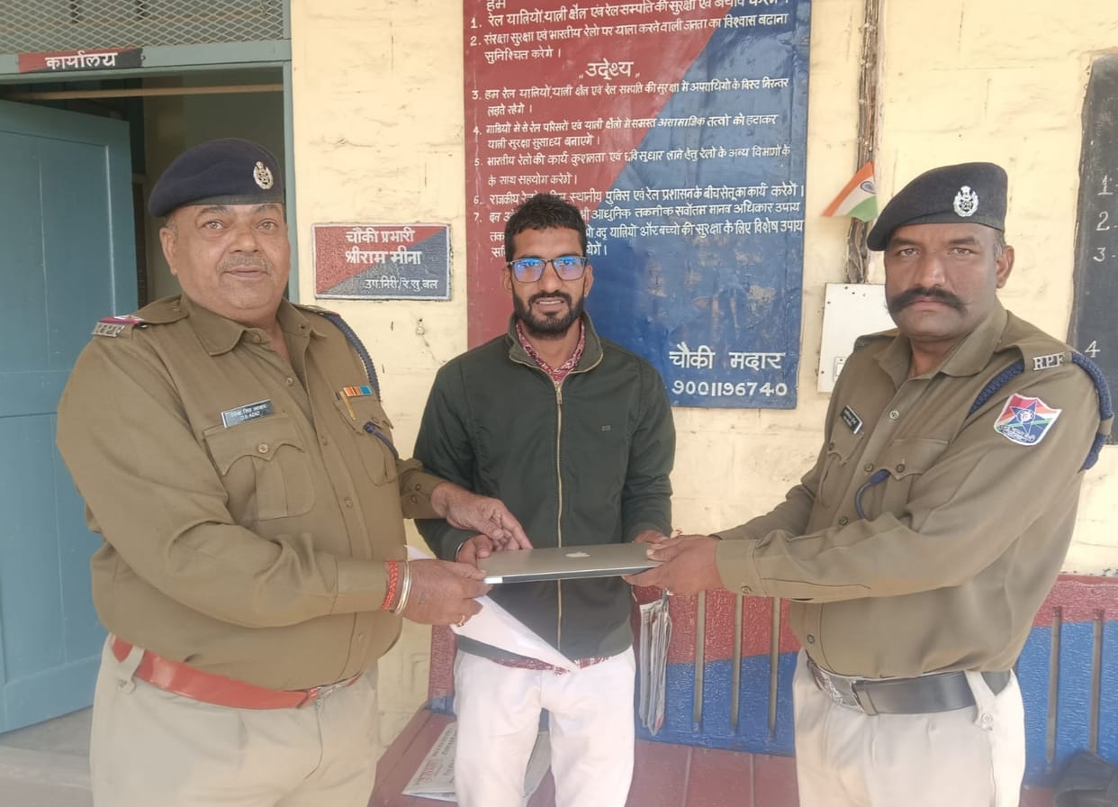 Ajmer: RPF returned the laptop left behind in the train by a woman travelling from Chandigarh to Jaipur