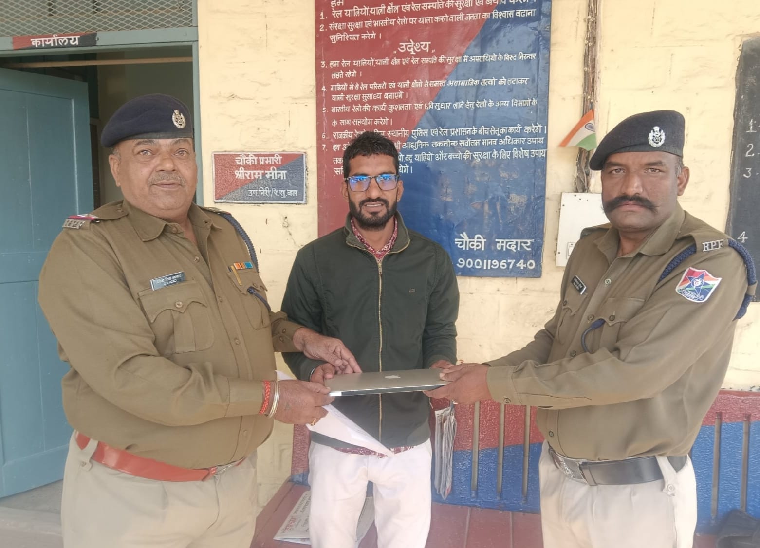 वंदे भारत ट्रेन में खोया लैपटॉप आरपीएफ ने किया सुपुर्द।