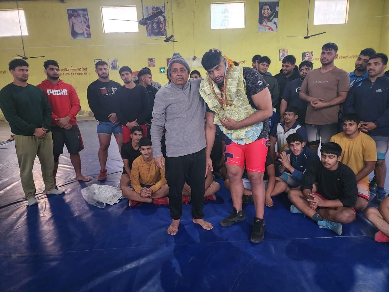 Gold medalist Dinesh was welcomed in the arena
