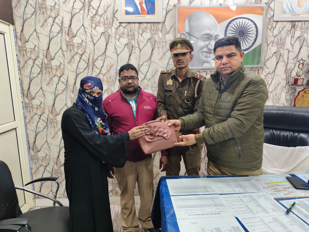 Police handed over jewelery worth five lakhs to the victims