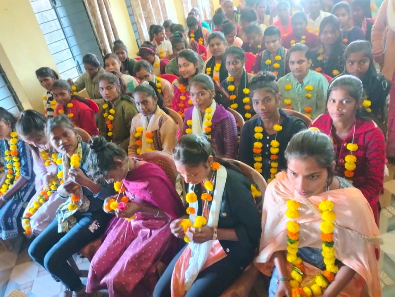 पढ़ाई छोड़ने की जानकारी देती छात्राएं