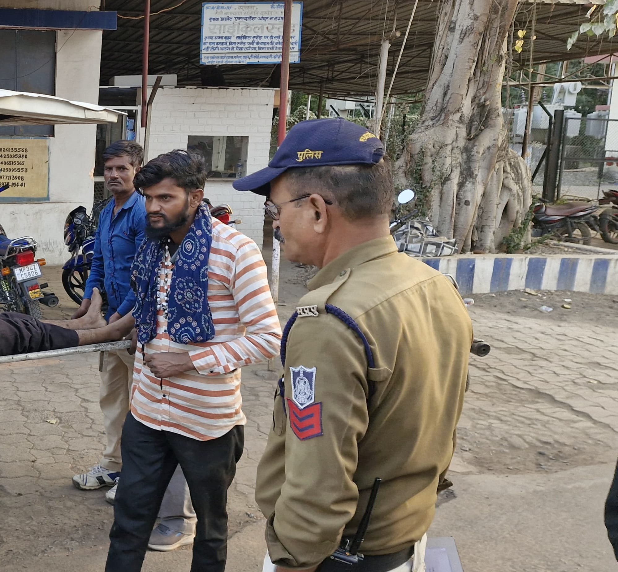 अस्पताल में मौजूद पुलिस