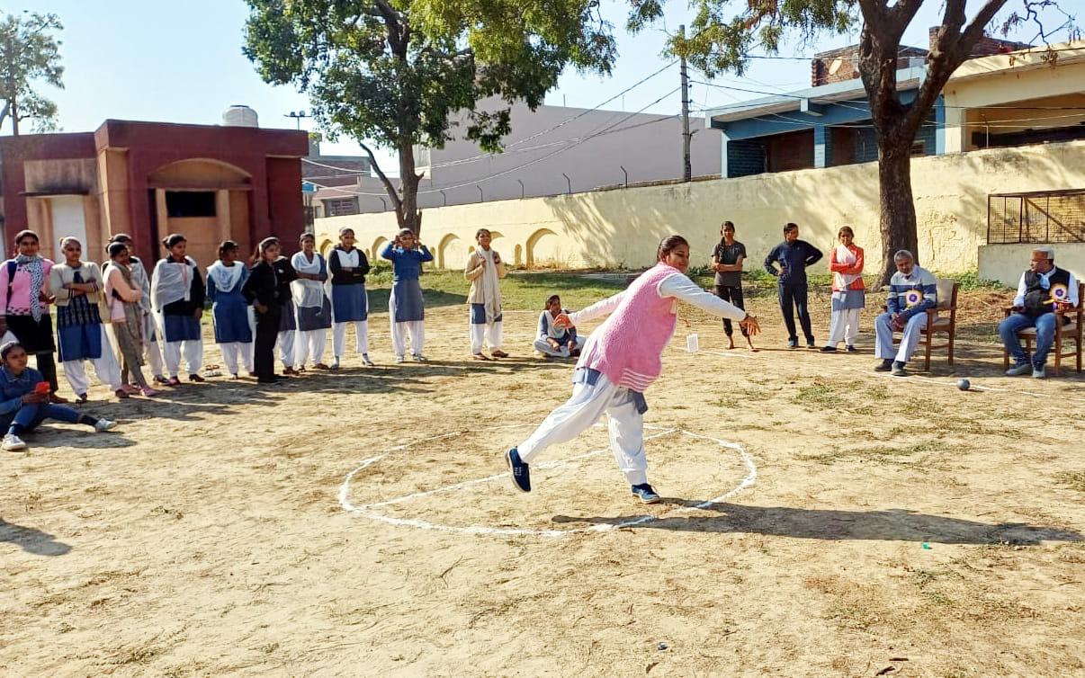 Manisha won the race, Komal-Chandrabhan won the shot put