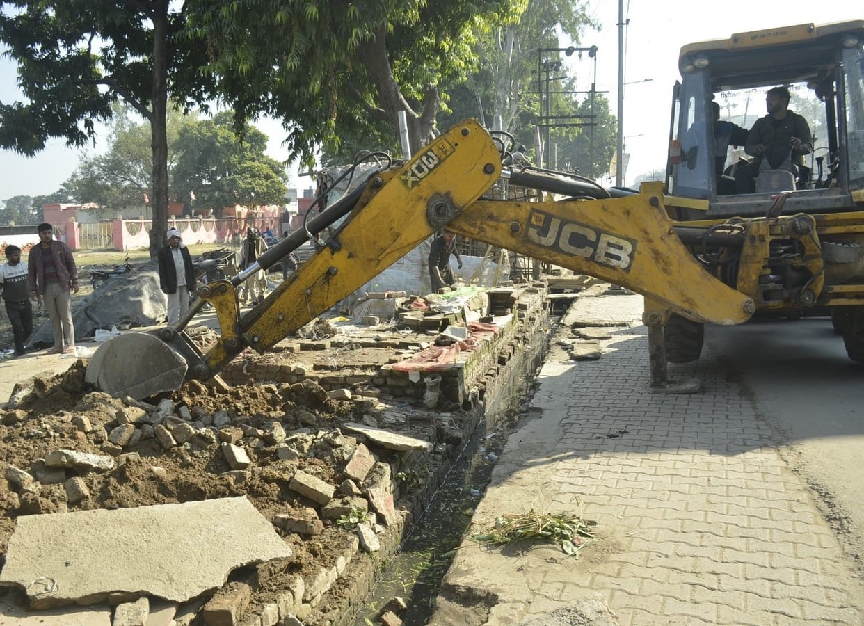 Chandaisi: Encroachment removed in Sita Ashram and Laxmanganj