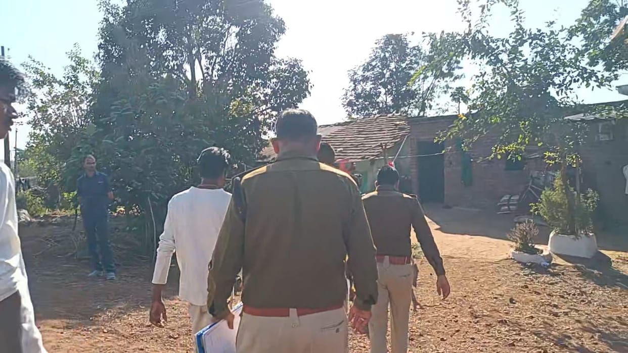 The BEO was taking bribes of Rs 31,000 from the superintendent.The team of Lokayukta took action