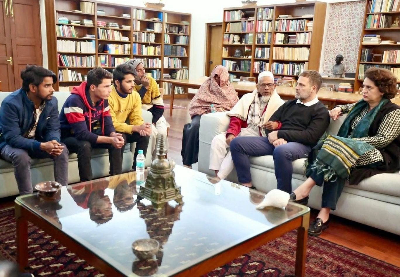 The relatives of the deceased reached Delhi and met Rahul and Priyanka Gandhi.