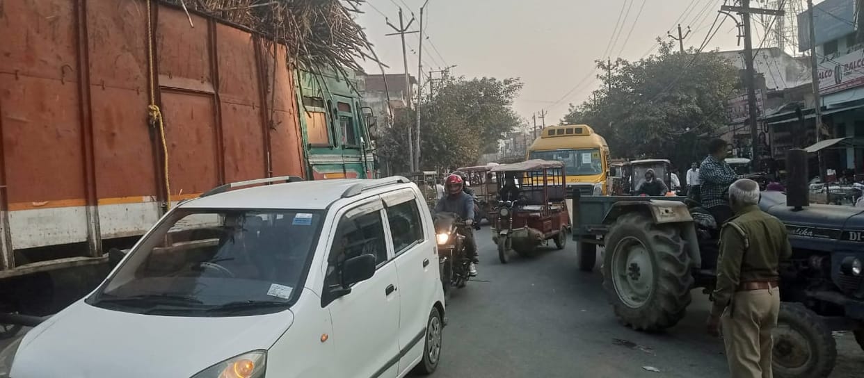 Chandpur-Gajraula road jammed, vehicles stuck for 10 hours