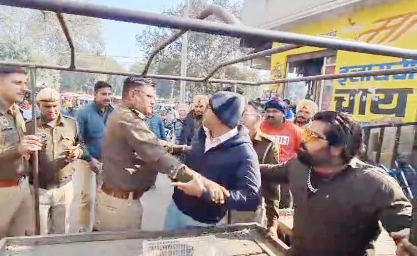 The market committee, with the help of the police, removed the vendors standing outside the vegetable market.