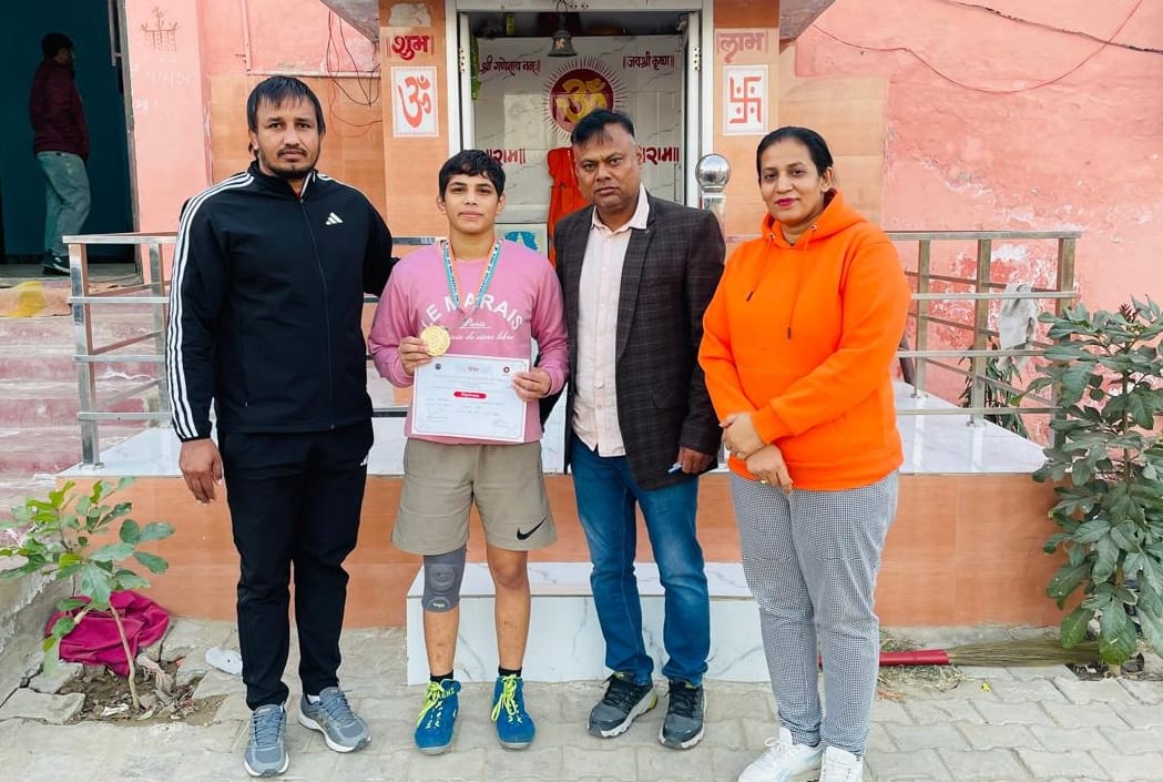 Sports officer welcomed the wrestlers who returned after winning medals in the national wrestling competition