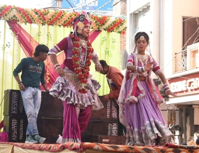 Citizens danced enthusiastically in the procession.