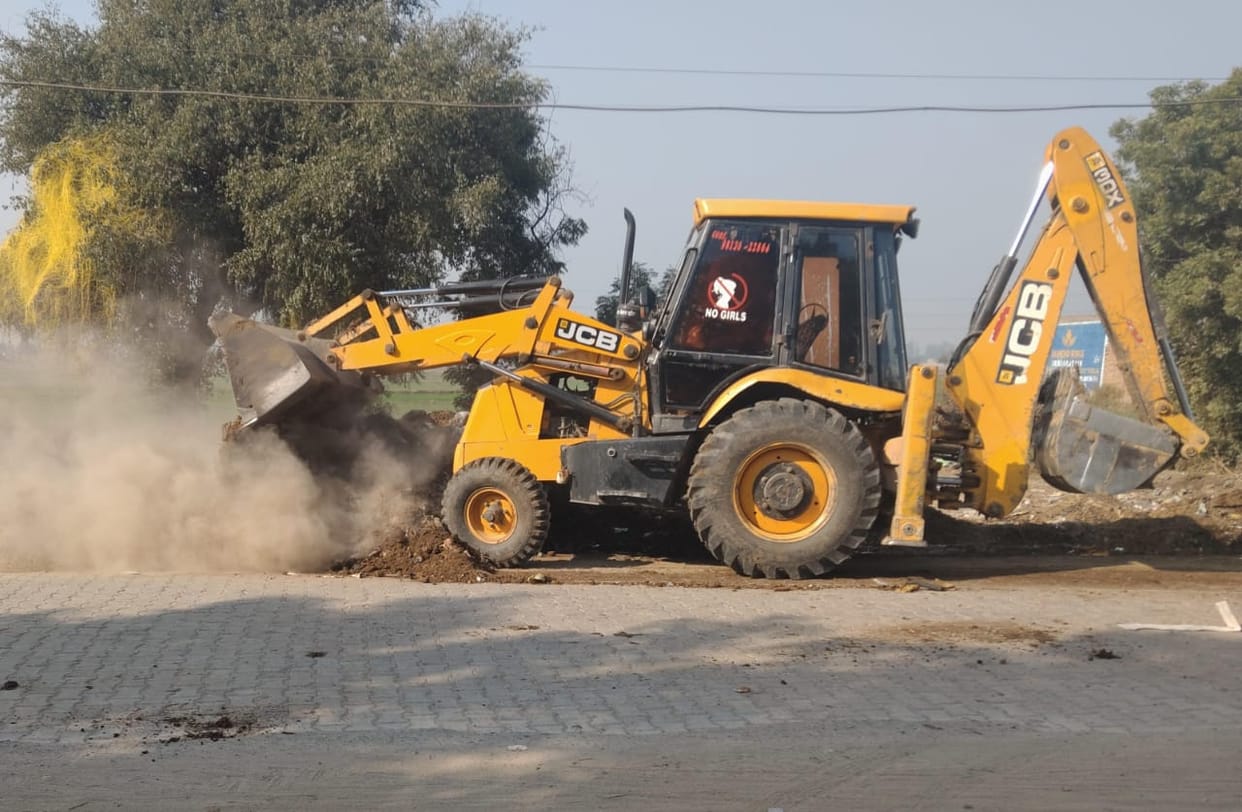 The team of Panchayat Department got the pile of cow dung and garbage in front of Nagpur Village Secretariat removed.