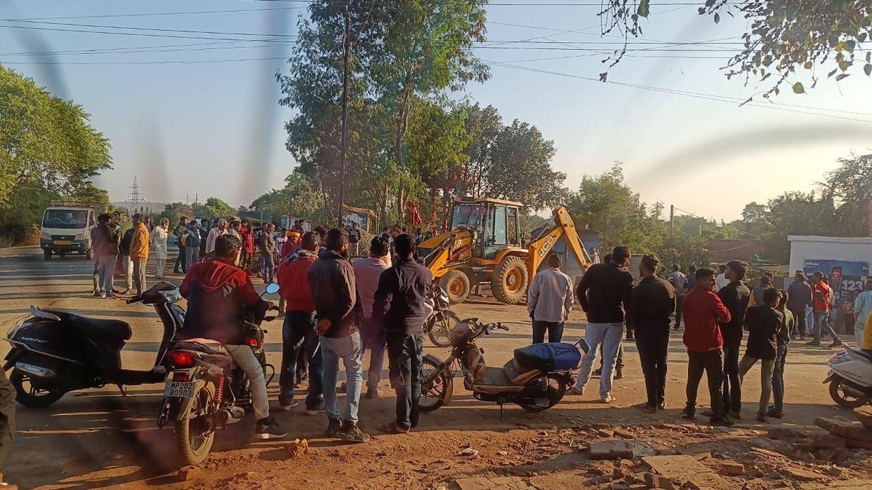 The administration demolished five houses built on Housing Board land