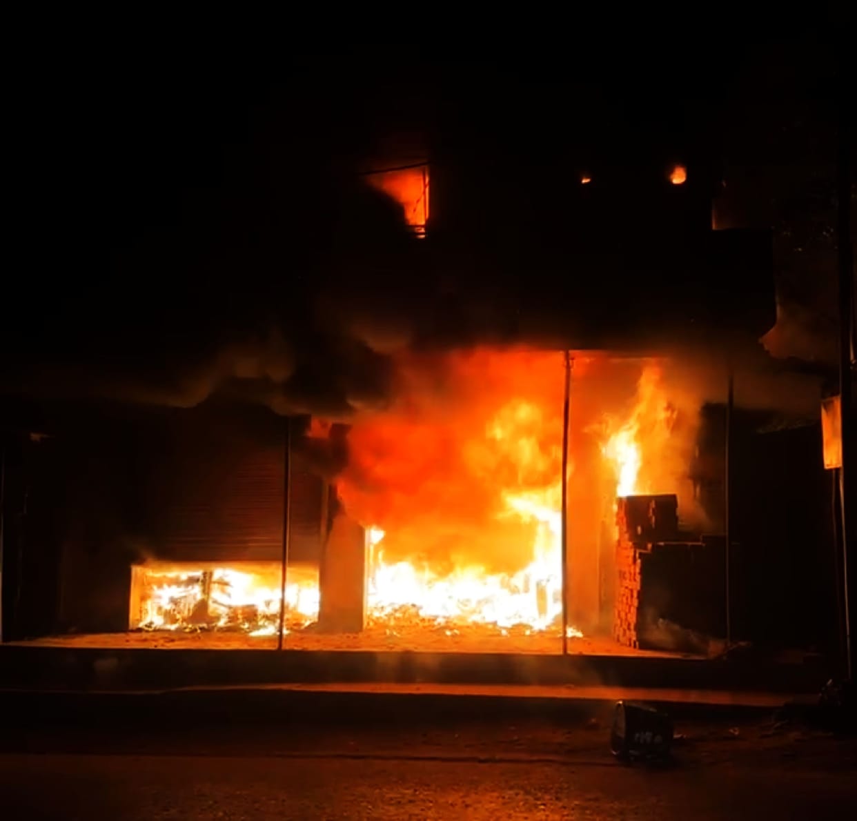Fire broke out in clothes and shoe shops due to short circuit